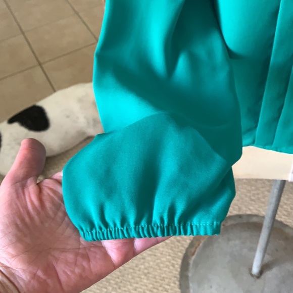Silky Green blouse with v detail - Picture 4 of 5